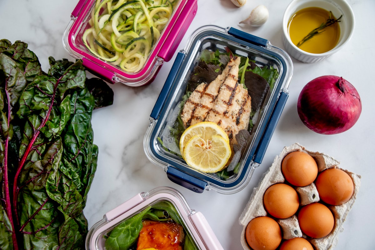 Alimentation équilibrée avec fruits et légumes frais